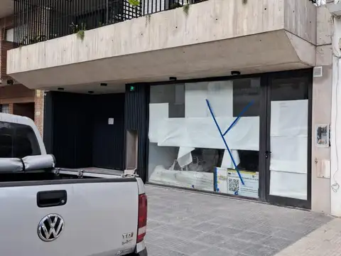 Local en edificio a estrenar. PB y subsuelo. Patio. 3 baños.