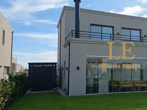 Casa en Venta con 4 cocheras