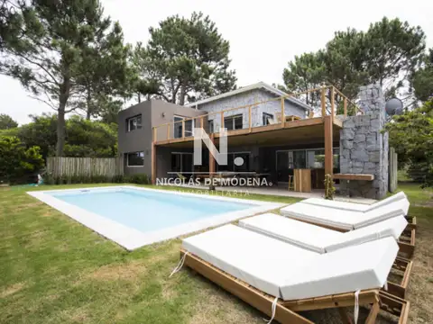 Casa en Venta en Pinar del Faro, José Ignacio, de 4 dormitorios con piscina y parrillero.