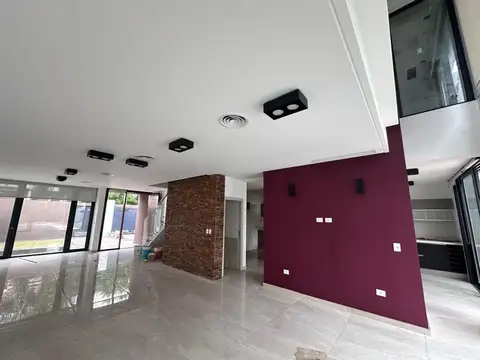 Casa en Venta con 3 cocheras