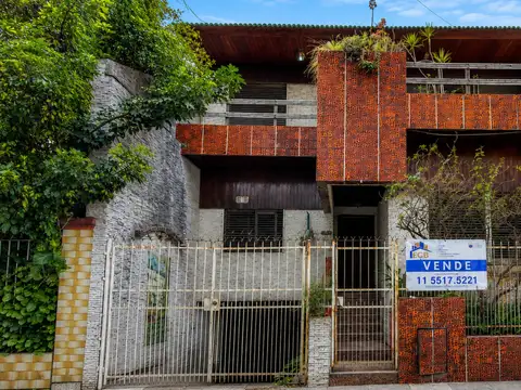 CASA EN LOTE PROPIO CON TERRAZA PATIO Y PARRILLA  A MEJORAR