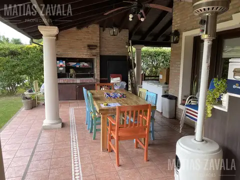 Casa 4 ambientes con 2 baños