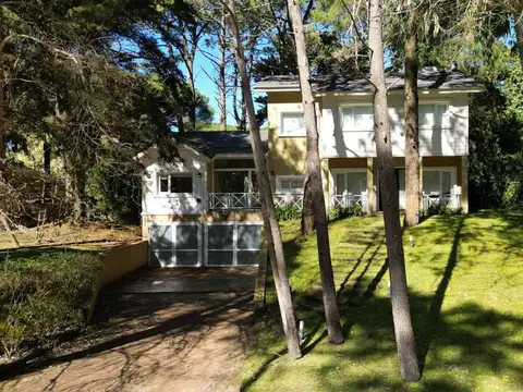 CASA VENTA CARILO 5 AMBIENTES CON PISCINA Y GARAGE