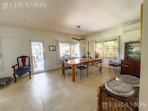 Casa 5 ambientes con 2 baños