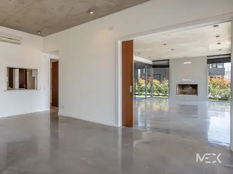 Casa en Alquiler con 2 cocheras
