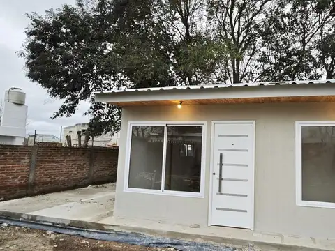 PEQUEÑA CASA DE 2 AMBIENTES EN ALQUILER