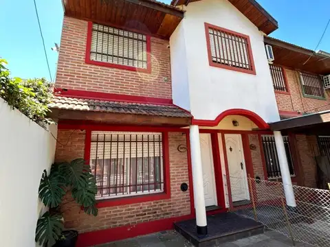 Dúplex 4 amb. c/cochera, patio y playroom - Chacabuco 2075, Olivos.
