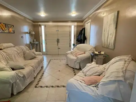 Casa 8 ambientes con 3 baños