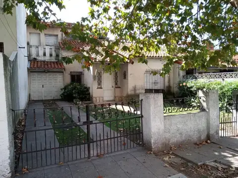 VENTA CASA A RECICLAR 4 AMBIENTES - AYACUCHO 71 (BERNAL)