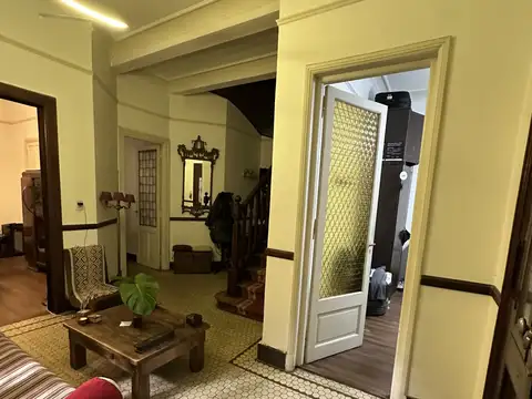 CASA 6 AMB. PB, 1º PISO , CON COCHERA, PATIO CON PARRILLA, PATIO TERRAZA 1º PISO