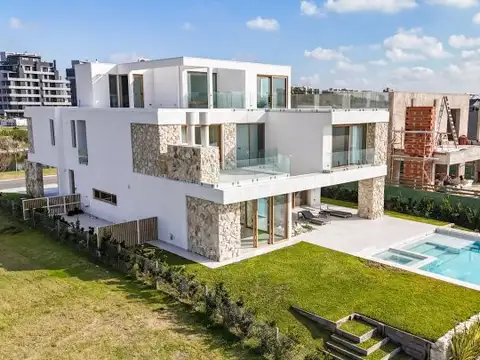 Venta Casa a la laguna 7 amb. Barrio Los Puentes- Nordelta