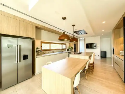 Venta Casa a la laguna 7 amb. Barrio Los Puentes- Nordelta
