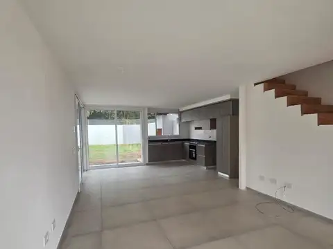Venta Casa Duplex de 3 dormitorios en housing con amenities y financiación propia