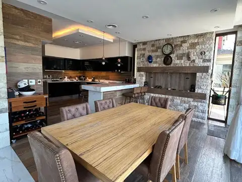 Casa en Venta con 2 cocheras