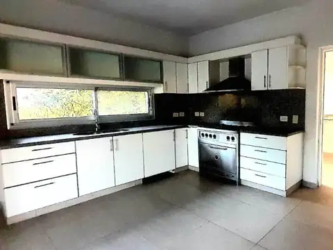 Casa en Alquiler con 3 cocheras