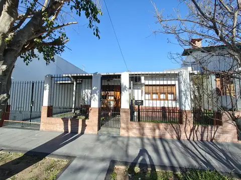 Est. Lourdes, Casa 3 ambientes con quincho, pileta y cochera múltiple