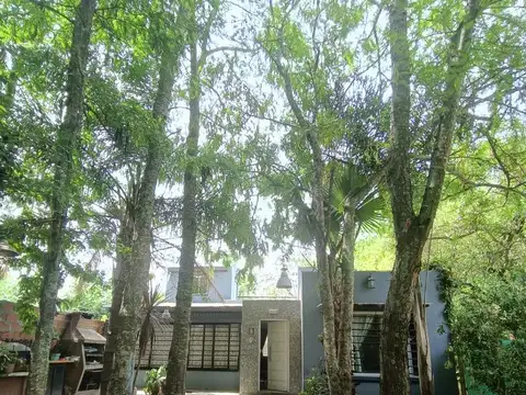 Casa con arboleda y excelente ubicación
