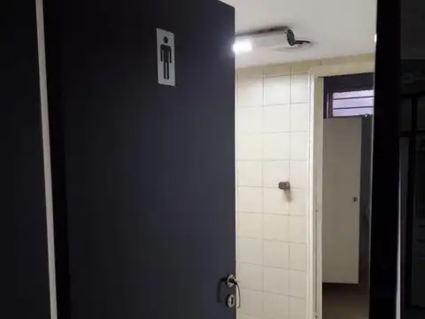 Oficina 2 ambientes con 4 baños