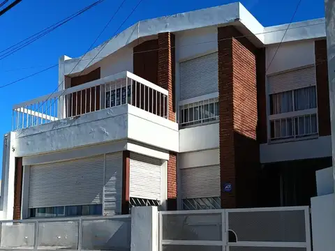 CASA 3 DORMITORIOS - BARRIO CENTRO
