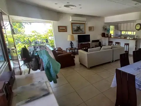 Casa en Alquiler con 4 cocheras