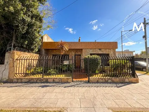 APTO CRÉDITO - Casa en venta de 3 ambientes con cochera, patio y parrilla - Villa Ballester