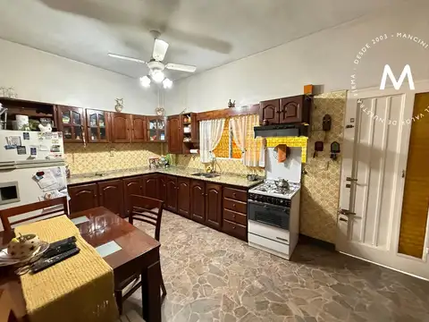 Casa en Venta con 3 cocheras