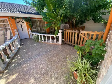 CASA EN LOMAS DE ZAMORA Y CON QUINCHO.-