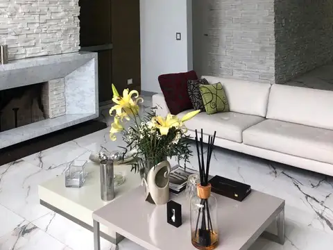 Moderna casa en Abril Club de Campo