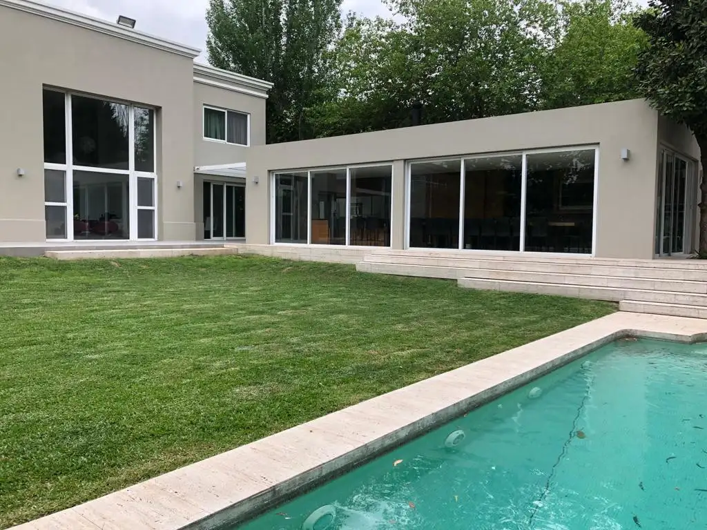 Casa en Venta - 4 dormitorios - USD 1.500.000