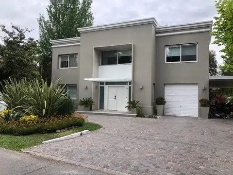 Moderna casa en Abril Club de Campo