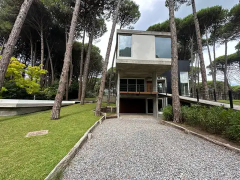 Casa 6 ambientes con 4 baños