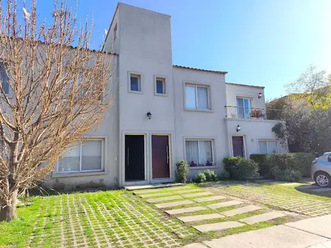 DUPLEX EN VENTA, 3AMB EN PILAR!