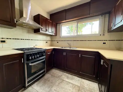 Casa 4 ambientes con 2 baños