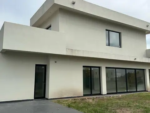 Casa 6 ambientes con 2 baños