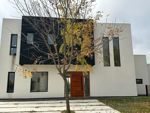 CLL. Venta casa 6 ambientes en Haras de Santa Maria, Escobar