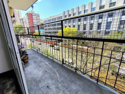 Dpto 4 amb. Amplio balcón al frente