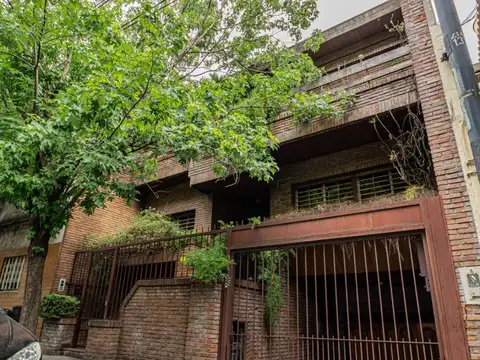 CASA. 6 AMBIENTES. DEPENDENCIA. 5 DORMITORIOS. 5 BAÑOS. GARAGE 4 AUTOS. JARDÍN. TERRAZA. PATIO,...