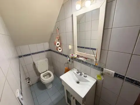 AMPLIO DUPLEX A LA VENTA EN EXCELENTE UBICACION. POSEE 3 DORMITORIOS.