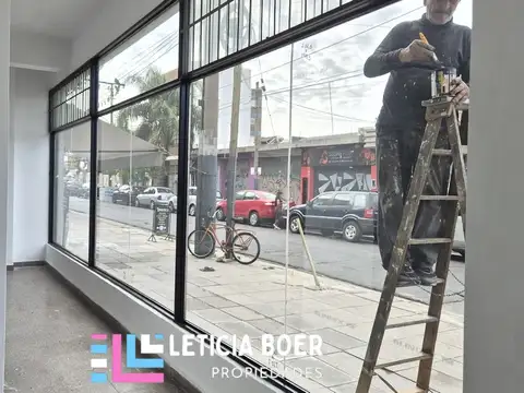 Amplio local en esquina estratégica
