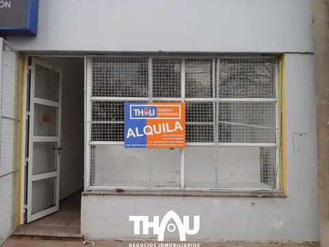 Local comercial de 30 m2, frente vidriado y reja de seguridad con baño.