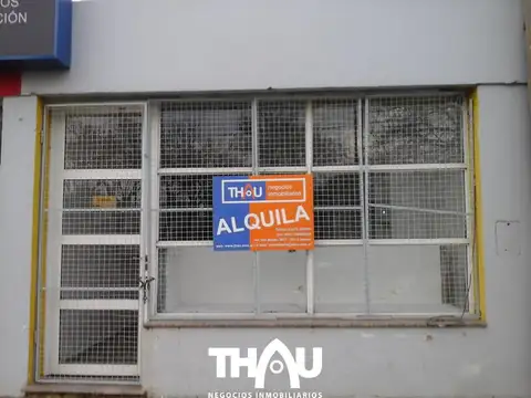 Local comercial de 30 m2, frente vidriado y reja de seguridad con baño.