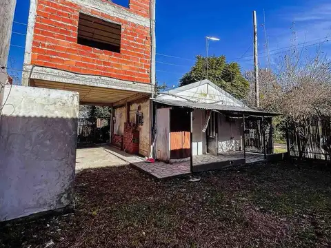 Casa en  Venta de 2 dormitorios, garaje y galpon en City Bell