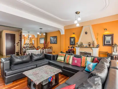 Venta-Tríplex 5 ambientes en Monte Castro-Entrada independiente, Patio, Quincho, Terraza y Parrilla