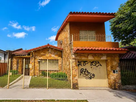 CASA DE 3 DORMITORIOS CON GARAGE, QUINCHO, PARQUE Y PILETA (APTA CREDITO)