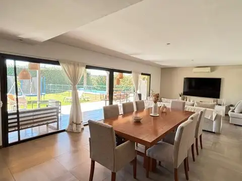 Casa en Venta con 2 cocheras