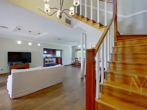Casa en Venta con 5 cocheras