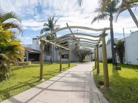 Casa 9 ambientes con 3 baños