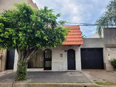 VENTA - Casa 2 Dormitorios al Frente con Local Comercial - Barrio Tiro Suizo, Rosario