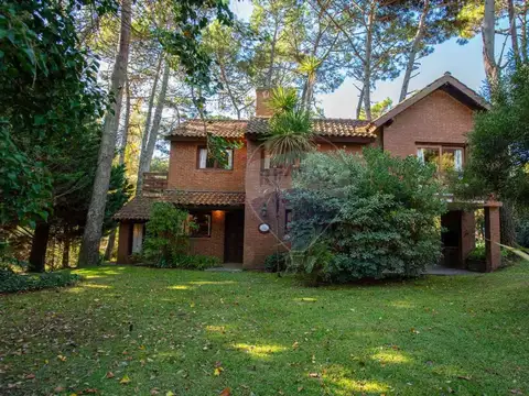 CASA EN VENTA CARILO 5 AMBIENTES ZONA CENTRO