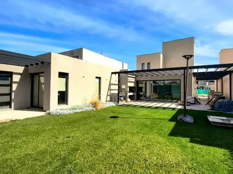 Casa en venta Barrio Privado Yrigoyen Maipú, 3 Dormitorios, 2 en suite, 4 Baños, Jardín, 2 Cocheras